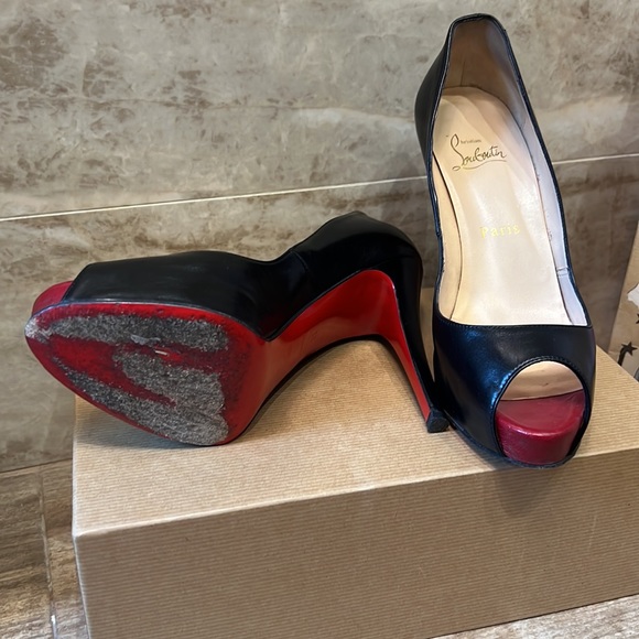 Christian Louboutin - Picture 3 of 8
